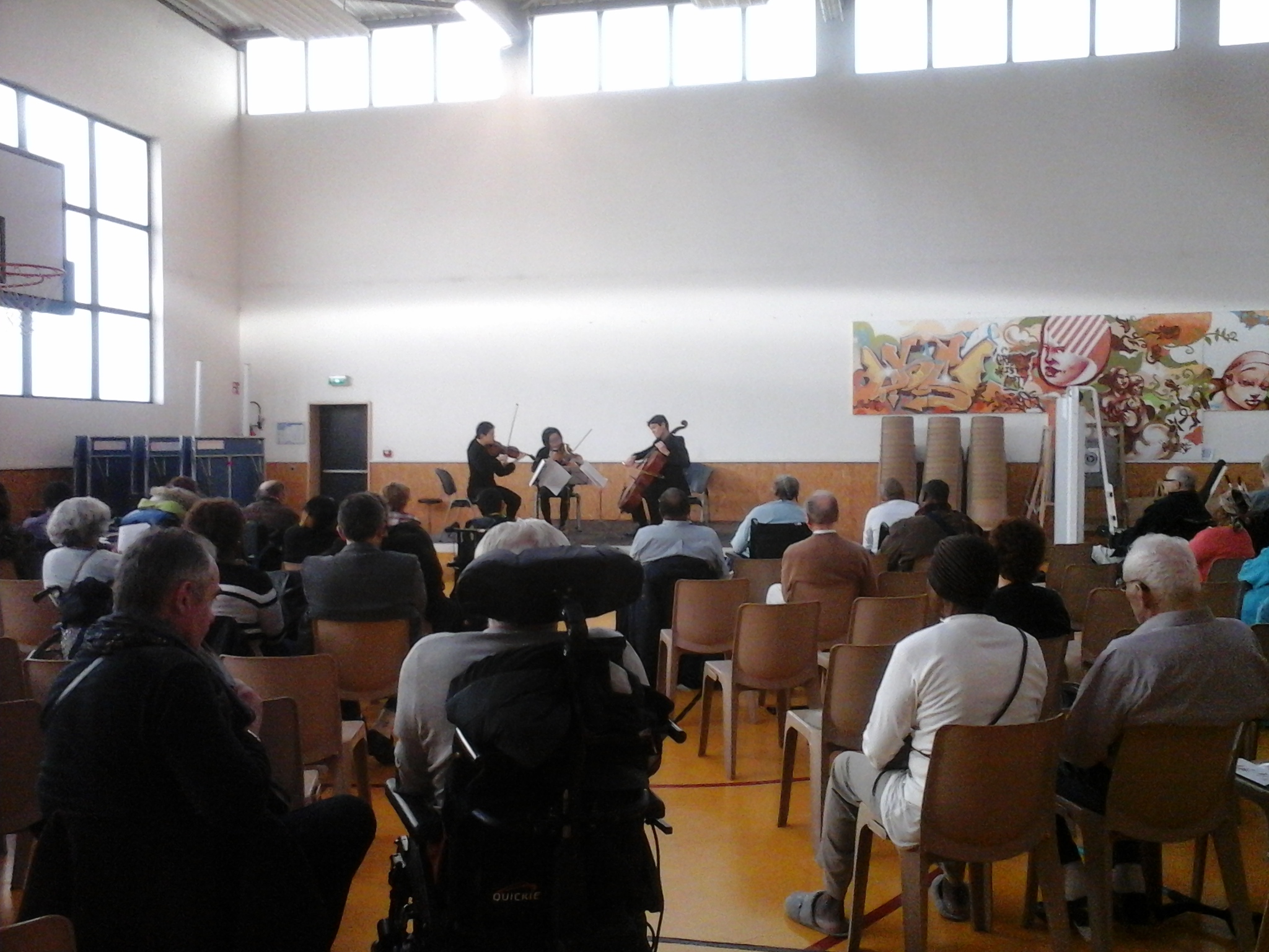 Concert de musique classique dans le gymnase du CMPR de Bobigny