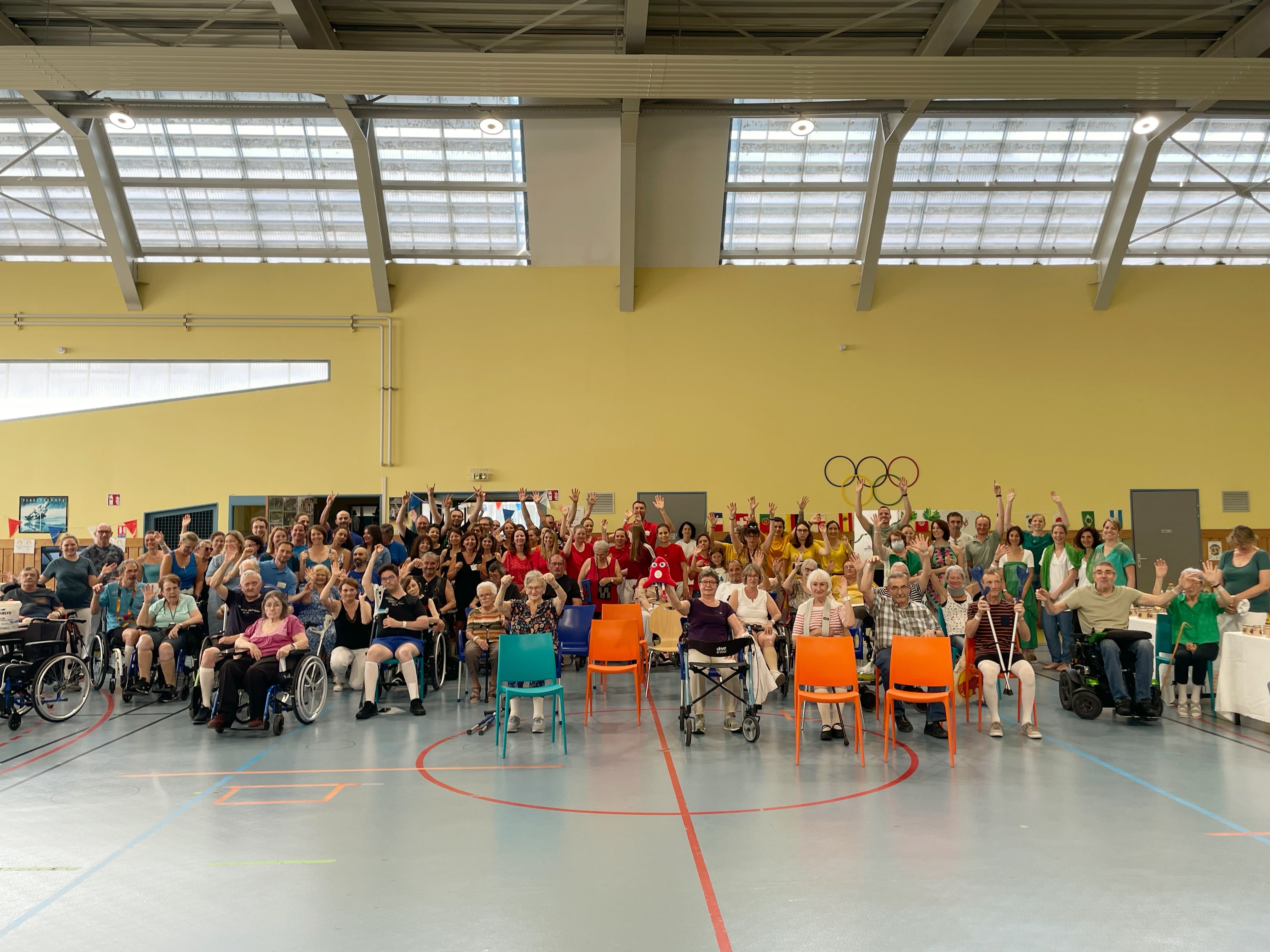 Photo de groupe patients et personnels lors de la cérémonie d'ouverture