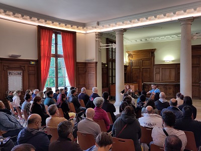 personnes assistant à un concert avec deux musiciens