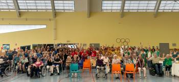 Photo de groupe patients et personnels lors de la cérémonie d'ouverture