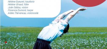 Affiche avec une personne debout dans un champ fleuri, bras levés. Fond bleu ciel. Texte d’annonce dans un encadré blanc à gauche et un cercle rouge à droite. Logos et QR code en bas.