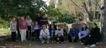 Une pétanque sous le soleil : un beau moment de partage intergénérationnel ! 