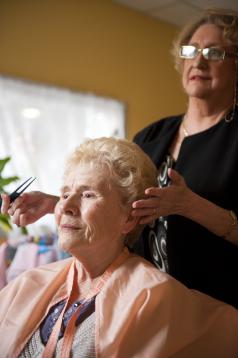 Coiffure à l'Ehpad COS Manoir de Chelles Résidente en Ehpad en train de se faire coiffer
