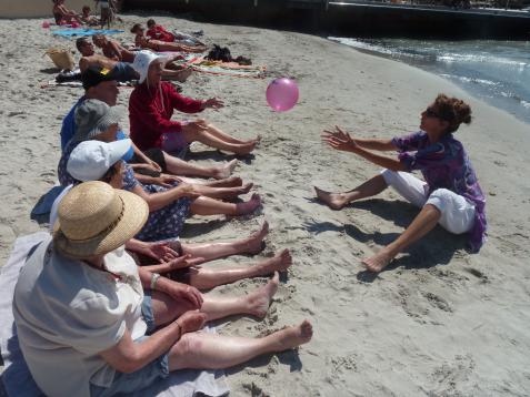 Jeux de ballon sur la plage pour des résidents du COS Beauséjour