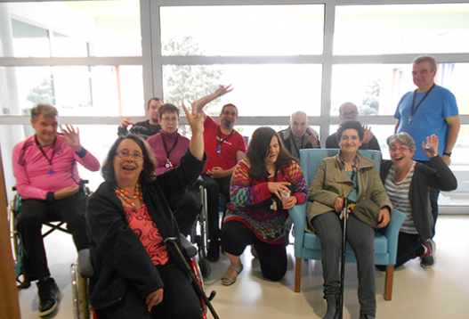 Un groupe de personnes posent pour la photo