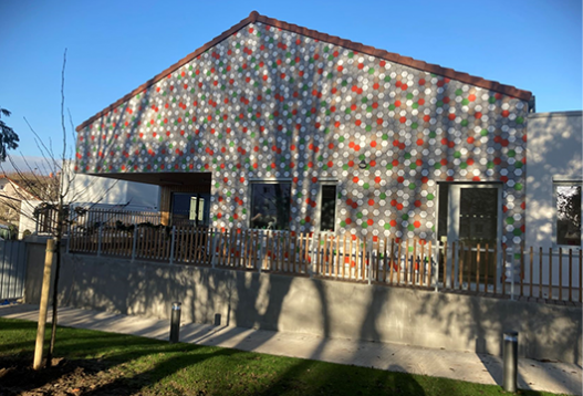 Façade du nouveau bâtiment du COS Les Amis de Pierre