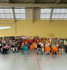 Photo de groupe patients et personnels lors de la cérémonie d'ouverture