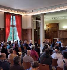 personnes assistant à un concert avec deux musiciens