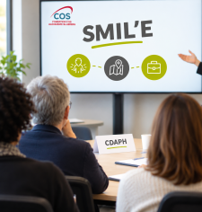 des personnes assises devant un tableau avec ecrit SMIL'E